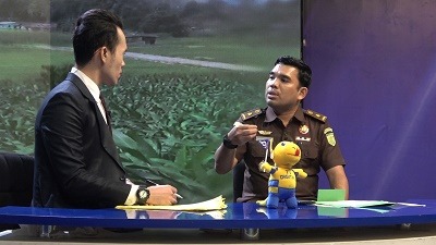 KASI Penkum Kejatisu Yos A Tarigan mewakili Kepala Kejatisu saat menjadi narasumber pada acara dialog di Lembaga Penyiaran Publik TVRI Sumut, Rabu (15/2). Waspada/ist