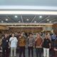 DEKAN FEB USU Dr. Fadli SE, MSi foto bersama dengan pembicara dan peserta kuliah umum. Waspada/Ist