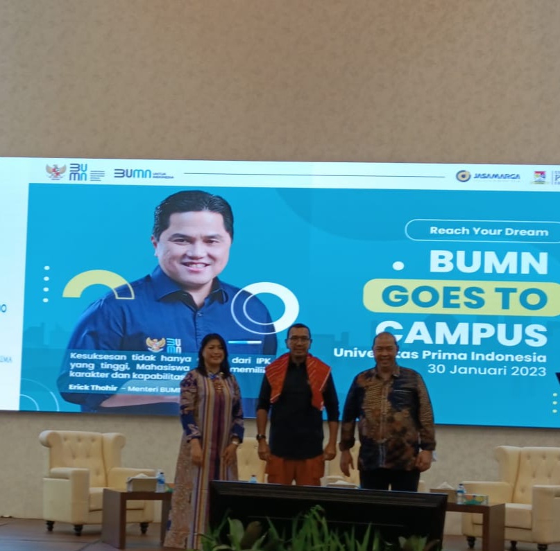 Rektor UNPRI Prof Dr Chrismis Novalinda Ginting M.Kes foto bersama Staf Khusus Menteri BUMN Arya Sinulingga di sela acara BUMN Goes To Campus di Kampus UNPRI, Selasa (31/1).