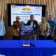 Regional CEO Bank Mandiri I/ Sumatera 1 Lourentius Aris Budiyanto secara simbolis menyerahkan bantuan satu unit mobil donor darah kepada Direktur Utama RSUP H. Adam Malik dr. Zainal Safri, Sp.PD - KKV, Sp.JP (K), di Medan, Rabu (1/2), disaksikan jajaran pimpinan RSUP H. Adam Malik