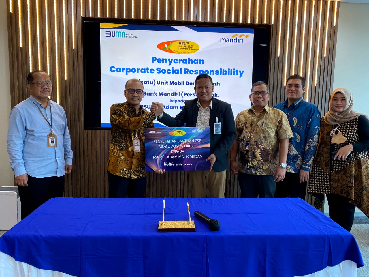 Regional CEO Bank Mandiri I/ Sumatera 1 Lourentius Aris Budiyanto secara simbolis menyerahkan bantuan satu unit mobil donor darah kepada Direktur Utama RSUP H. Adam Malik dr. Zainal Safri, Sp.PD - KKV, Sp.JP (K), di Medan, Rabu (1/2), disaksikan jajaran pimpinan RSUP H. Adam Malik