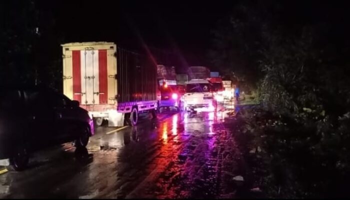 Kaki Gunung Seulawah Longsor, Jalan Medan- Banda Macet Total