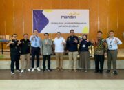 RCEO I/Sumatera 1 Bank Mandiri, Lourentius Aris Budiyanto foto bersama Anggota DPR RI Komisi VI Rudi Hartono Bangun dalam edukasi layanan perbankan kepada masyarakat dan para pelaku UMKM di Binjai.