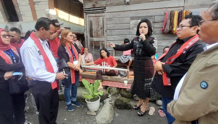Ekspedisi Kaldera Toba, Satika Simamora: Mari Martondi-kan Tenunmu, Walau Harus Berdarah-darah!