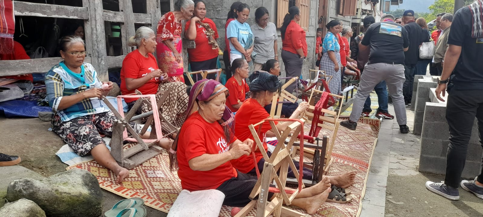 Ekspedisi Kaldera Toba, Satika Simamora: Mari Martondi-kan Tenunmu, Walau Harus Berdarah-darah!