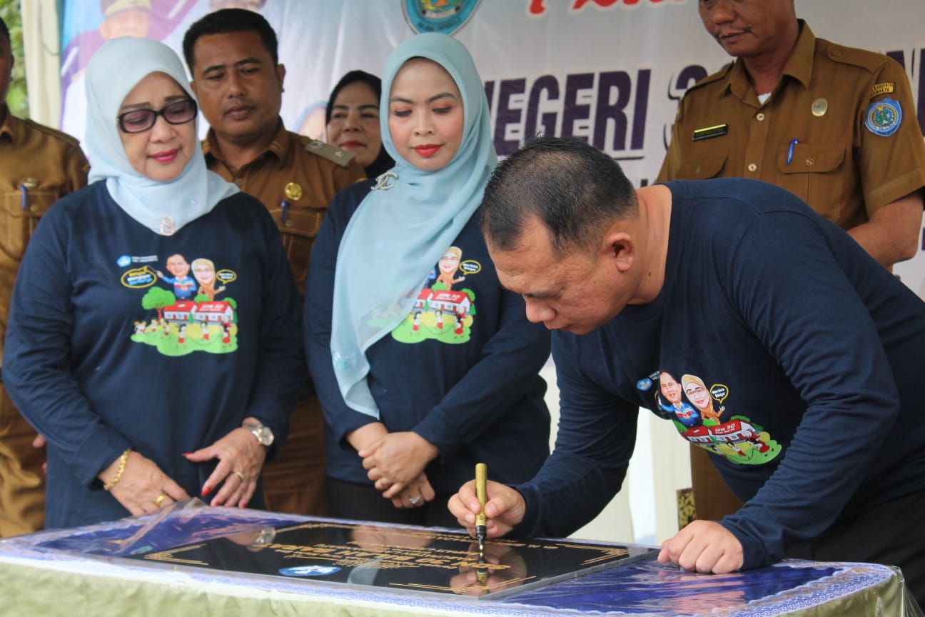 Bupati L. Batu Resmikan Sekolah Tertinggal, SDN 30