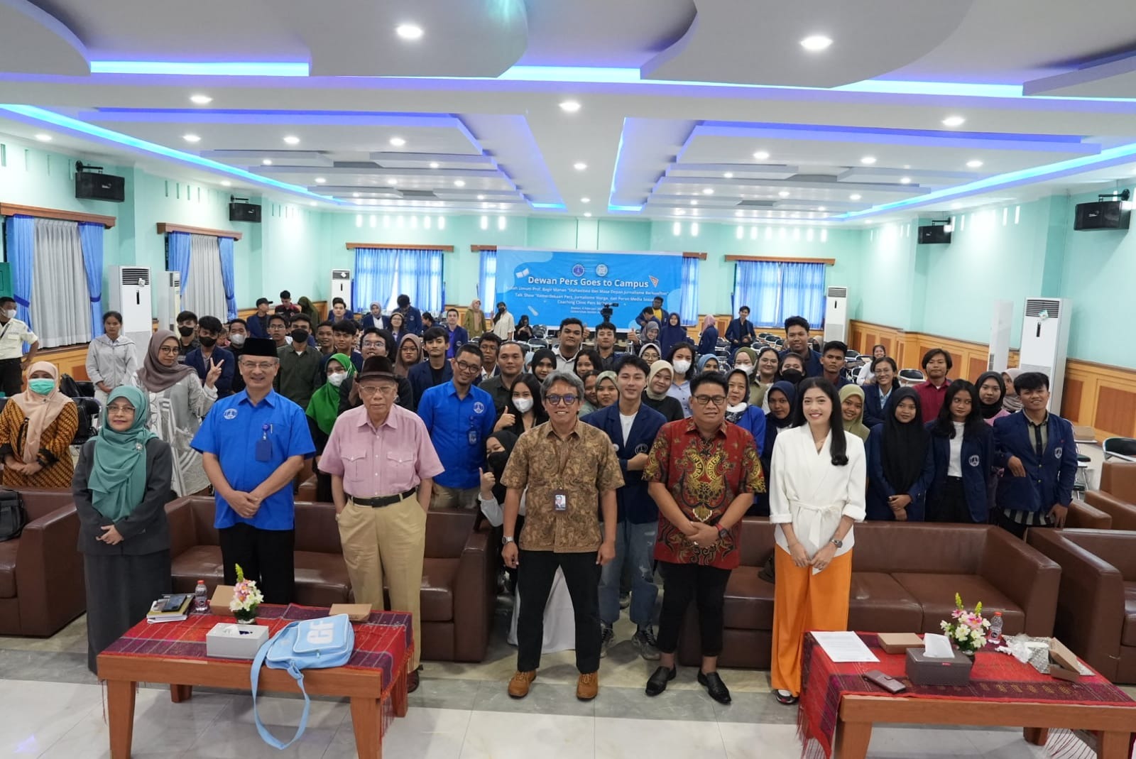 DEPAN dari kiri, Dekan Fisipol UMA Dr Effiati Juliana Hasibuan, M.Sc, Rektor UMA Prof. Dr. Dadan Ramdan, M.Eng., M.Sc Prof Bagir Manan, beserta para pembicara dan mahasiwa berfoto bersama. Waspada/ist