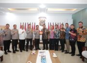 Executive General Manager Pertamina Patra Niaga Regional Sumbagut, Freddy Anwar foto bersama saat kunjungan silaturahmi dan audiensi dengan Kapolda Sumut, Irjen Pol RZ Panca Putra Simanjuntak di Polda Sumut, Senin (6/2) sore.