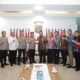 Executive General Manager Pertamina Patra Niaga Regional Sumbagut, Freddy Anwar foto bersama saat kunjungan silaturahmi dan audiensi dengan Kapolda Sumut, Irjen Pol RZ Panca Putra Simanjuntak di Polda Sumut, Senin (6/2) sore.