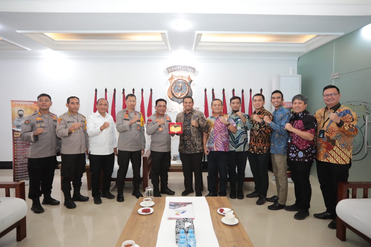 Executive General Manager Pertamina Patra Niaga Regional Sumbagut, Freddy Anwar foto bersama saat kunjungan silaturahmi dan audiensi dengan Kapolda Sumut, Irjen Pol RZ Panca Putra Simanjuntak di Polda Sumut, Senin (6/2) sore.