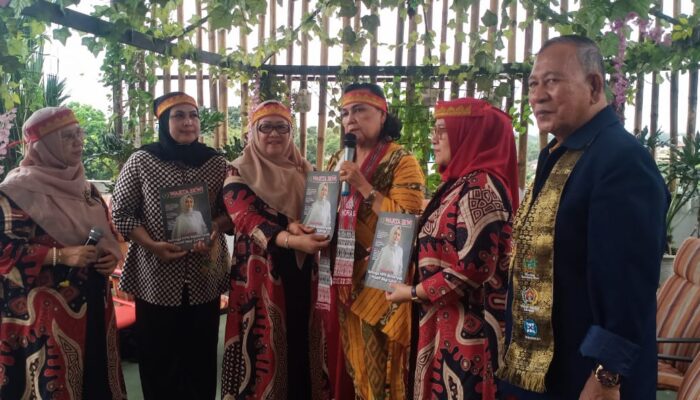 Tiorida Jamu Makan Siang Dan Berikan Ulos Ketua IKWI Pusat