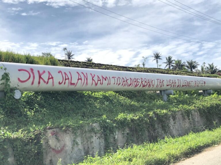 Warga Protes Jalan Rusak Sering Dilewati PT SMGP