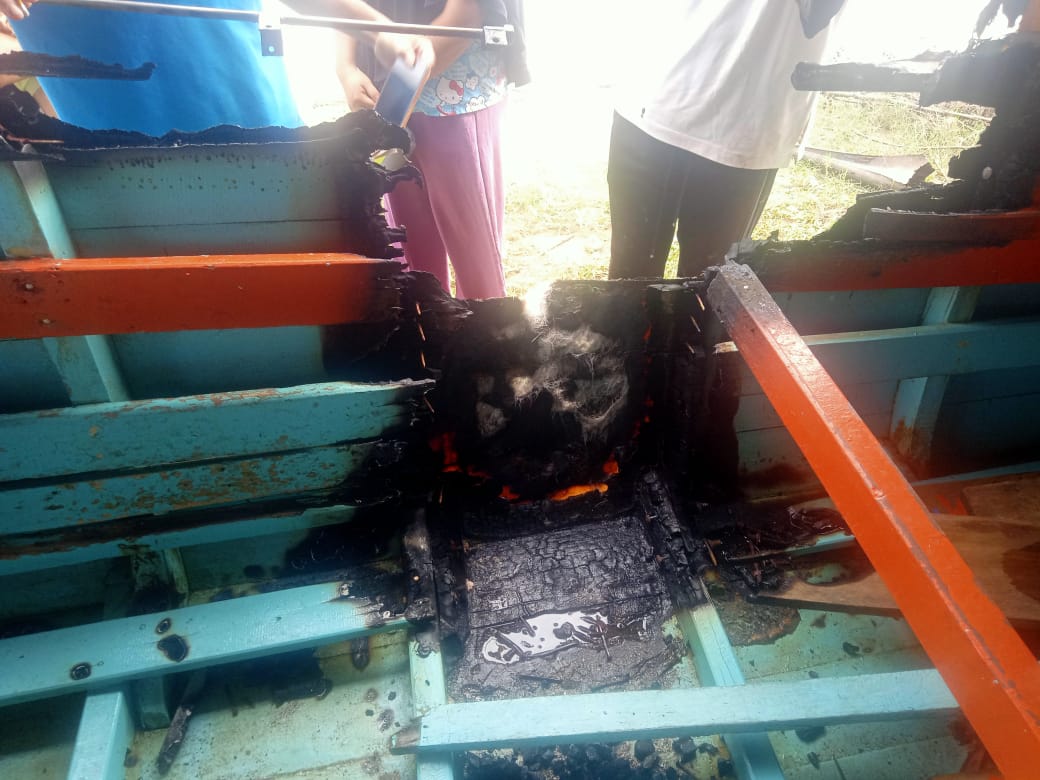 Sedang Rehab Dan Pengecatan, Perahu Nelayan Pulo Sarok Terbakar