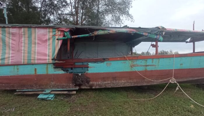 Sedang Rehab Dan Pengecatan, Perahu Nelayan Pulo Sarok Terbakar