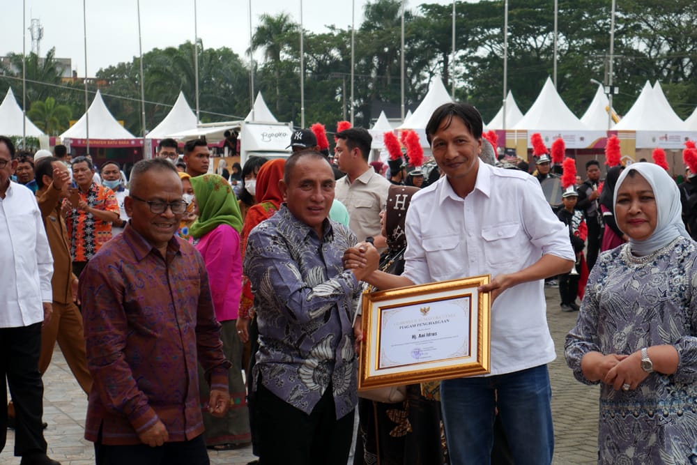 HPN 2023 Pendiri Harian Waspada Terima Penghargaan Tokoh Pelopor Jurnalis Perempuan
