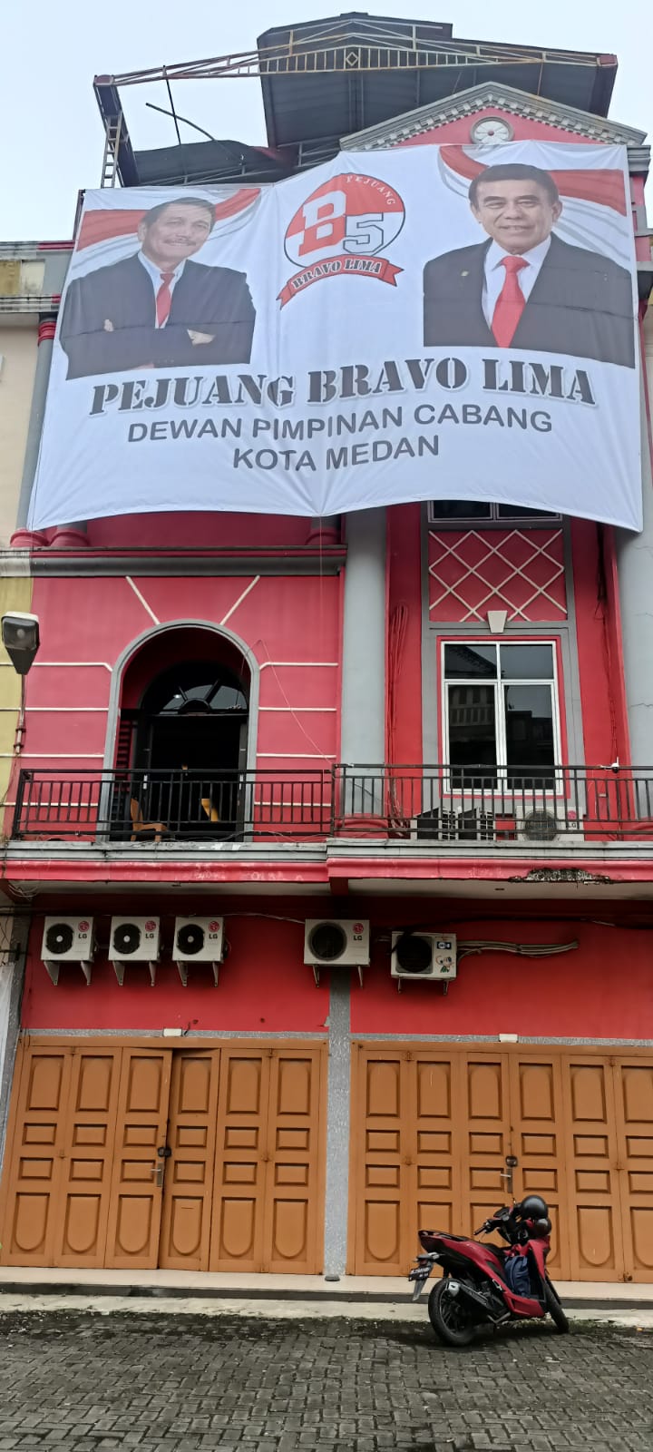 RUKO di Komplek Metrolink, Komplek Trade Center Jl. AH Nasution, Medan Johor yang dirusak OTK, sehingga pemiliknya tidak bisa melakukan usaha, Selasa (7/2). Waspada/Ist
