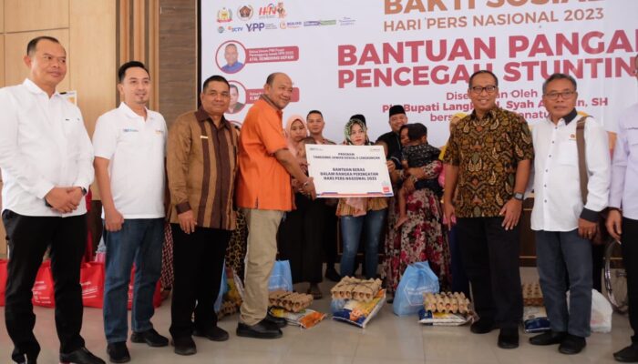 Bulog dan PWI Peduli Salurkan Bantuan Beras di Hari Pers Nasional