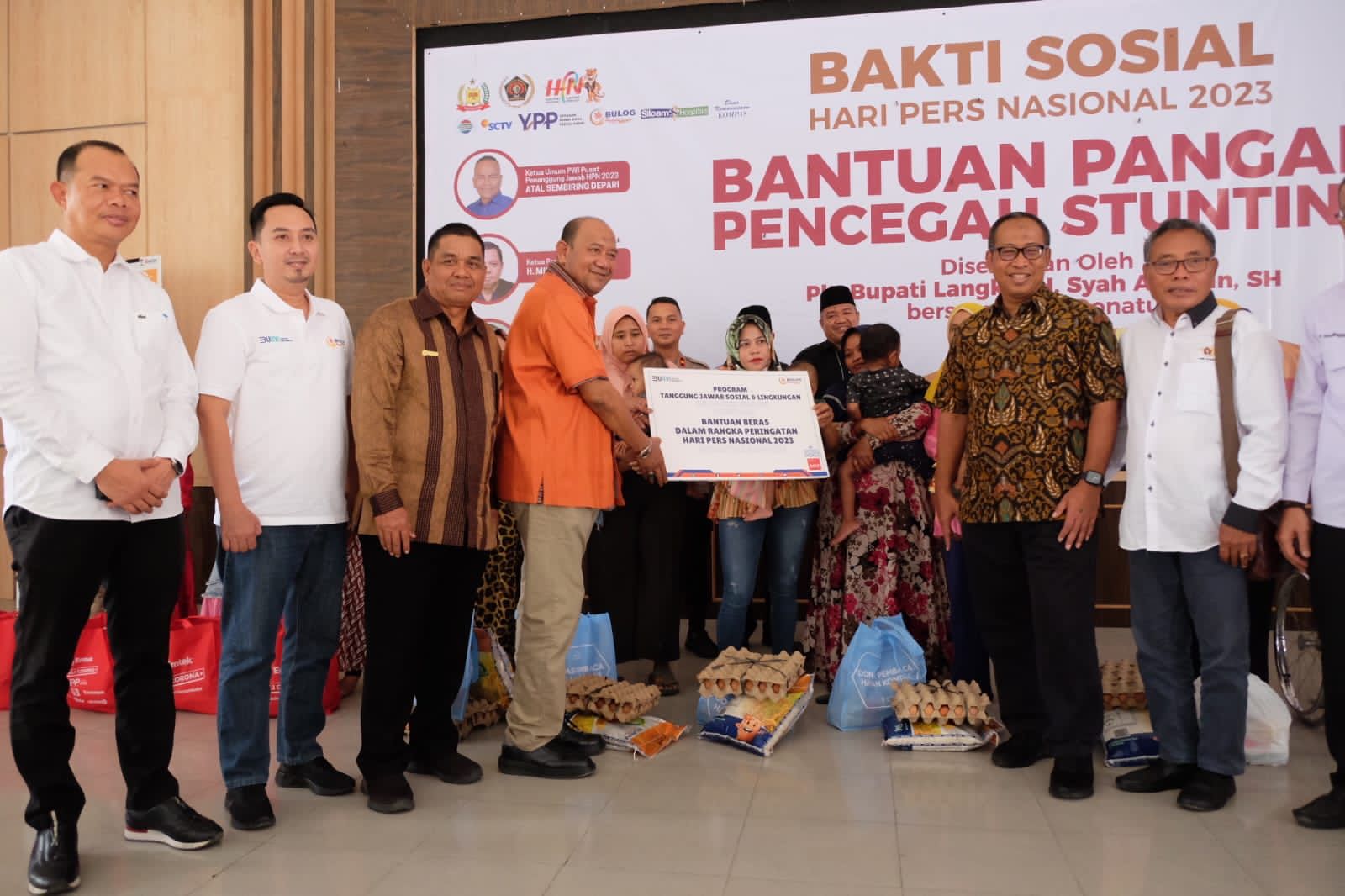 Dalam rangkaian Hari Pers Nasional tahun 2023, Perum BULOG melalui program “BULOG Peduli” bersama Persatuan Wartawan Indonesia Peduli (PWI Peduli) menggelar bakti sosial dengan membagikan paket Beras Premium di Kabupaten Langkat – Sumatera Utara, Rabu (8/2).