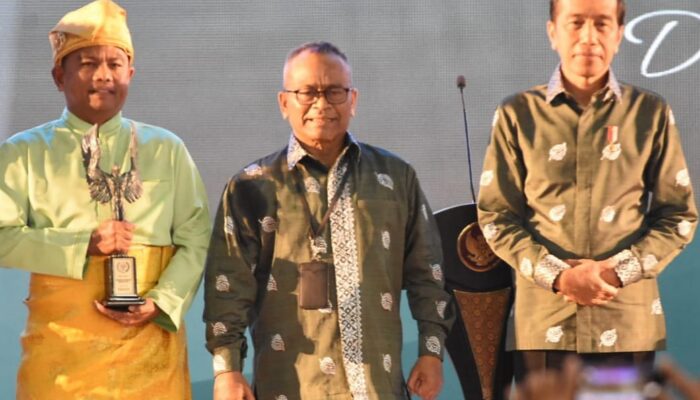 Disaksikan Presiden, Bupati Sergai Boyong Trofi Abyakta AK- PWI