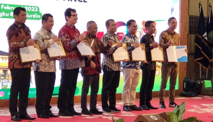Pj Bupati Bener Meriah Terima Penghargaan Tokoh Peduli PWI