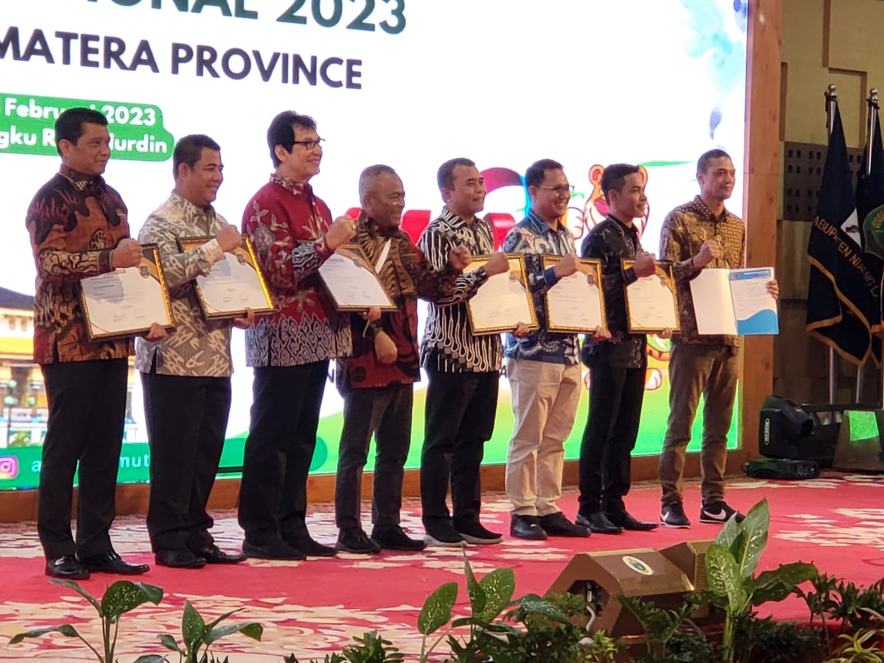 Pj Bupati Bener Meriah Terima Penghargaan Tokoh Peduli PWI