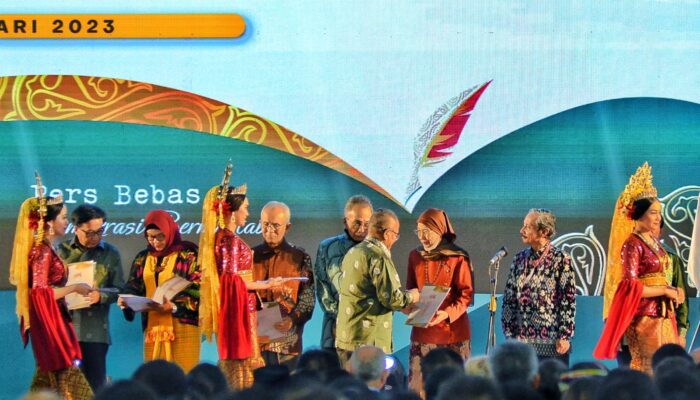 Pendiri Waspada Terima Penghargaan Tokoh Pers HPN 2023