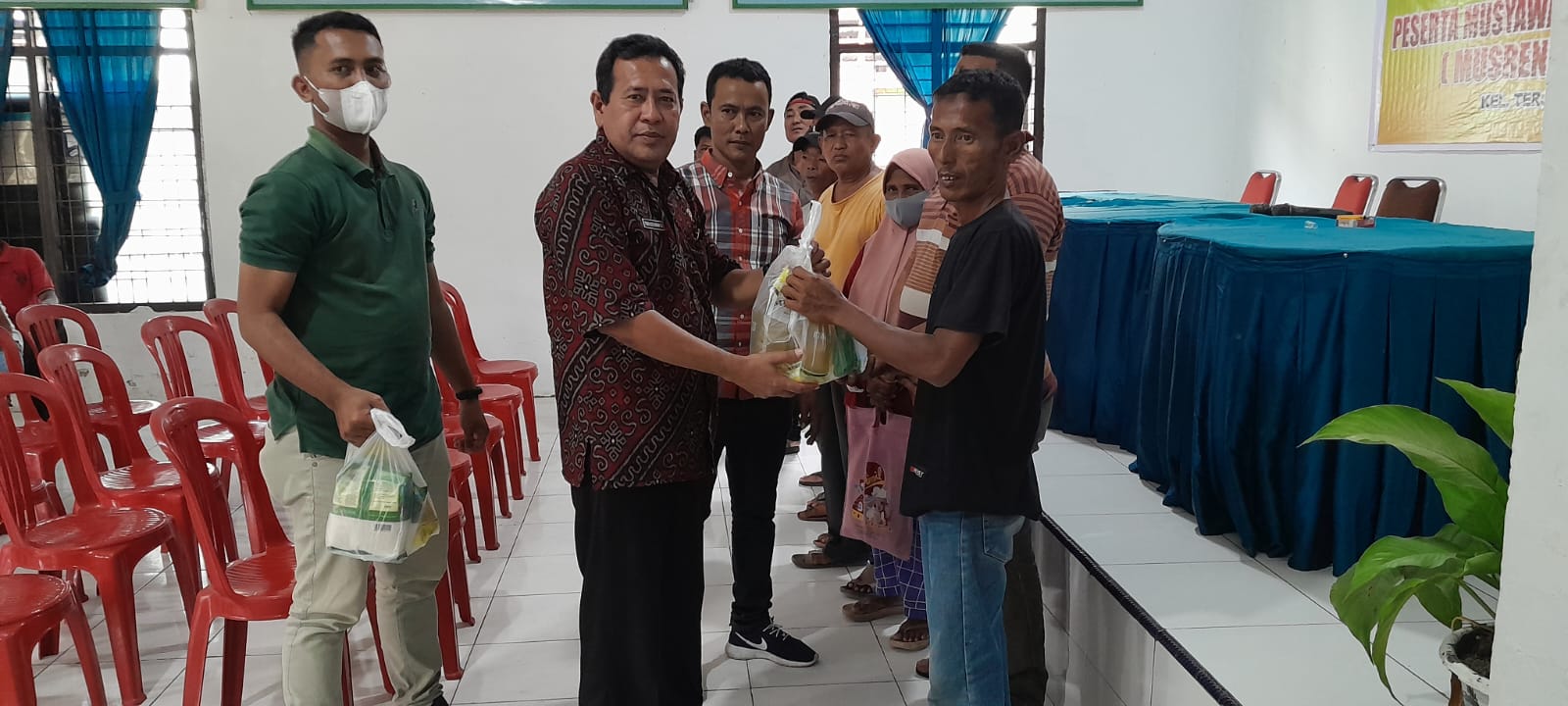 Ratusan Nelayan Terima Paket Sembako Dari Pertamina