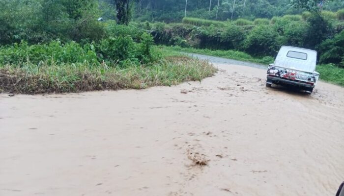 Aek Hutapangan Meluap, Bebatuan Menimpa Jalan