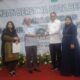 GENERAL Manager Zulindo Medan, Shahbaz Ahmad (kanan) didampingi istri, menyerahkan cinderamata kepada Duta Besar Pakistan untuk Indonesia H.E Muhammad Hassan di Medan, Kamis (9/2). Waspada/ist