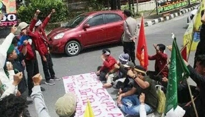 Demo Tolak Perppu Ciptaker Nyaris Ricuh, Mahasiswa Sidang Di DPRD P.Siantar