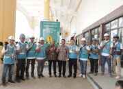 General Manager PLN UID Sumatera Utara, Tonny Bellamy foto bersama para petugas PLN yang siap siaga selama 24 jam dengan bergantian shift untuk memastikan kondisi kelistrikan aman dan handal dalam menyukseskan perayaan puncak HPN 2023 di Gedung Serbaguna Pemprov Sumatera Utara.