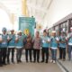 General Manager PLN UID Sumatera Utara, Tonny Bellamy foto bersama para petugas PLN yang siap siaga selama 24 jam dengan bergantian shift untuk memastikan kondisi kelistrikan aman dan handal dalam menyukseskan perayaan puncak HPN 2023 di Gedung Serbaguna Pemprov Sumatera Utara.