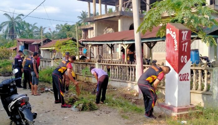 Brimob Bersihkan Masjid Nurul Ikhlas Dan Bantu Semen