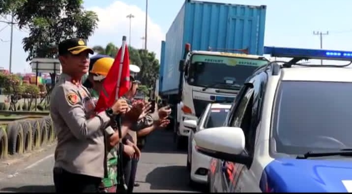 Kapolres Pelabuhan Belawan Lakukan Pengamanan Dan Pengawalan Logistik F1H2O