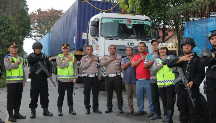 Kapolres Pimpin Pengamanan Jalur Truk Logistik F1H2O Dari P.Siantar