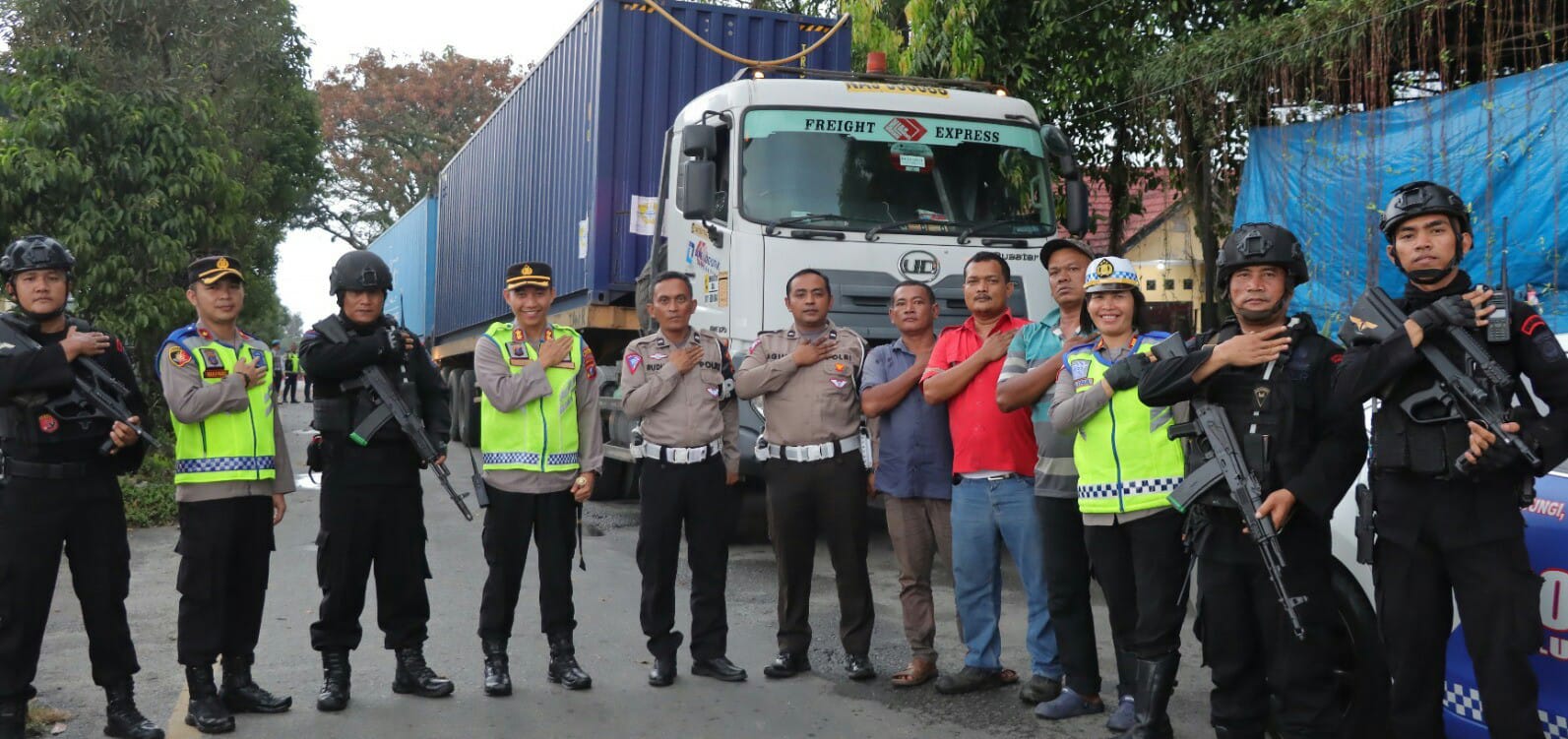 Kapolres Pimpin Pengamanan Jalur Truk Logistik F1H2O Dari P.Siantar