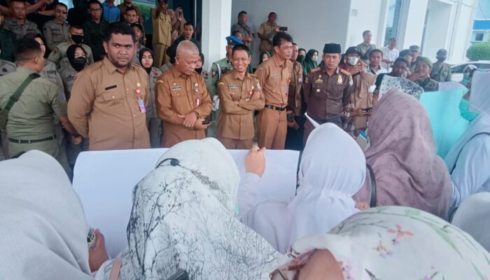 Tolak Tes Ujian Penerimaan, Ratusan Nakes Demo Kantor Wali Kota