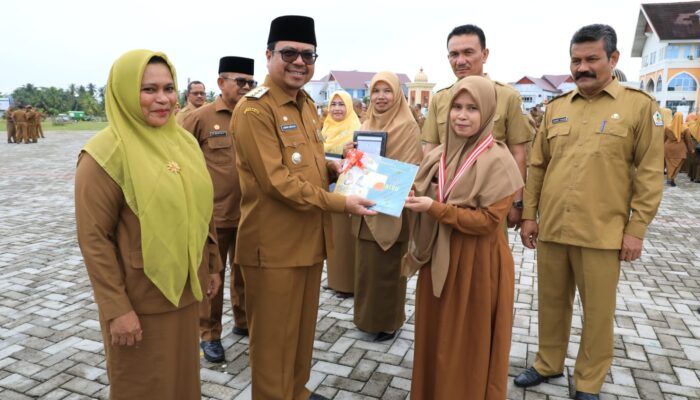Guru Penulis Bersama Duta Desain Nasional Aceh Utara Terima Penghargaan Bupati