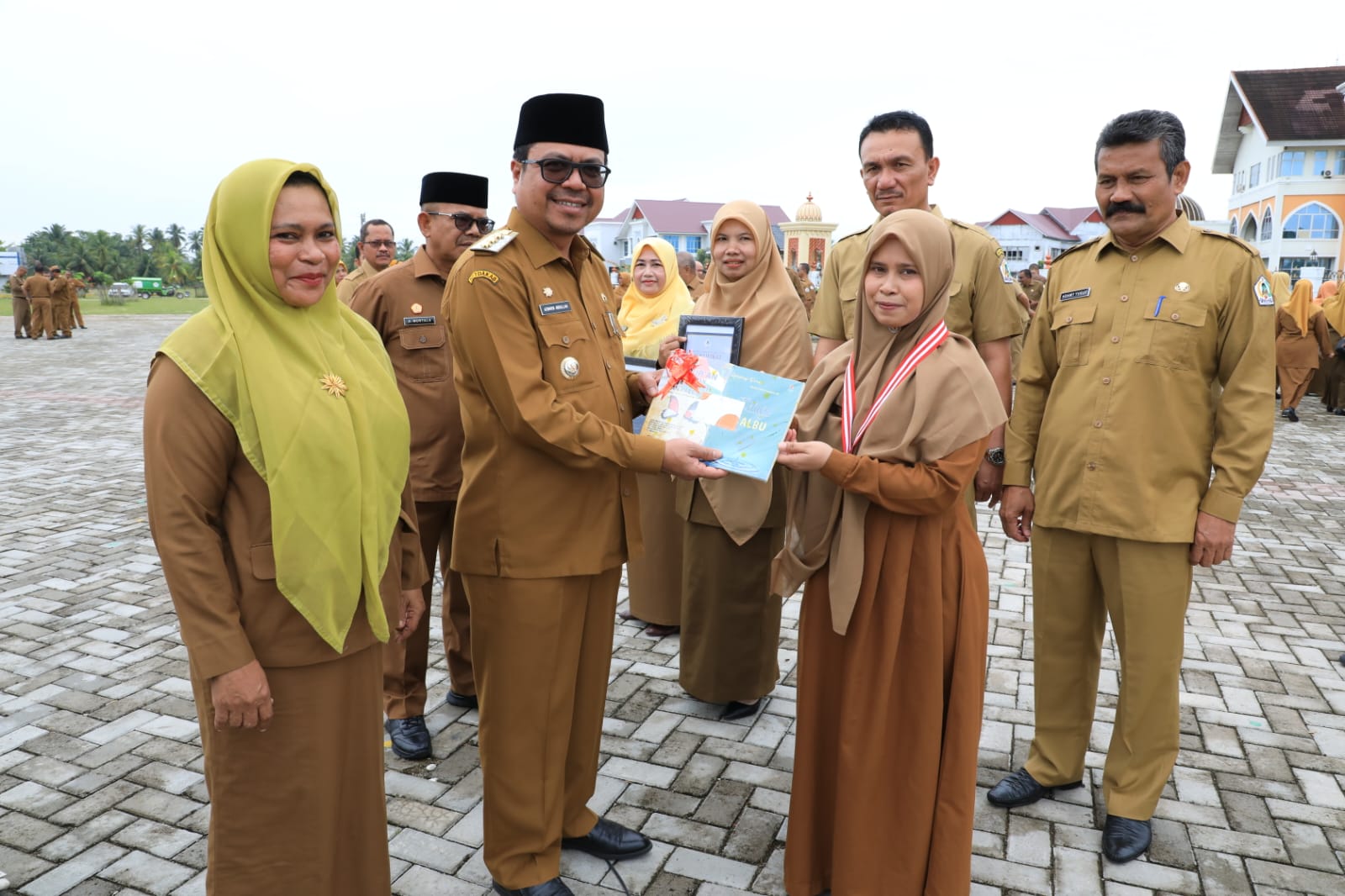 Guru Penulis Bersama Duta Desain Nasional Aceh Utara Terima Penghargaan Bupati
