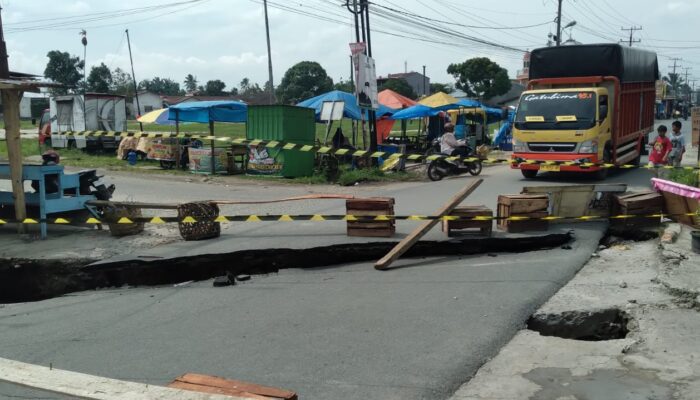 Jalan Rambung Merah-P. Siantar Putus Akibat Longsor