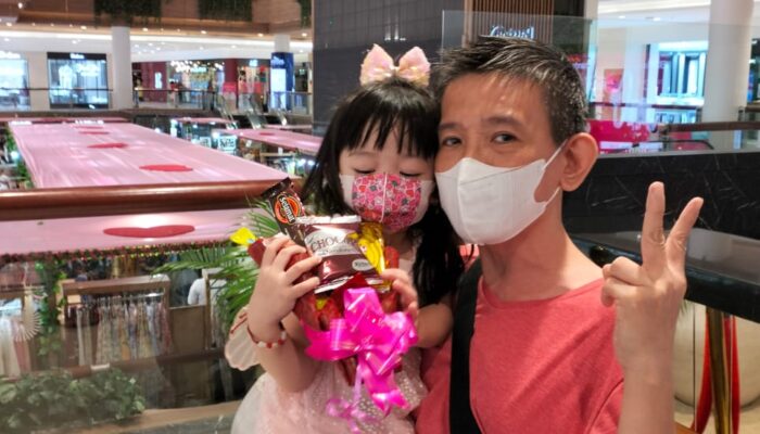 Hari Valentine Days, Sun Plaza Medan Bagikan Coklat Ke Pengunjung