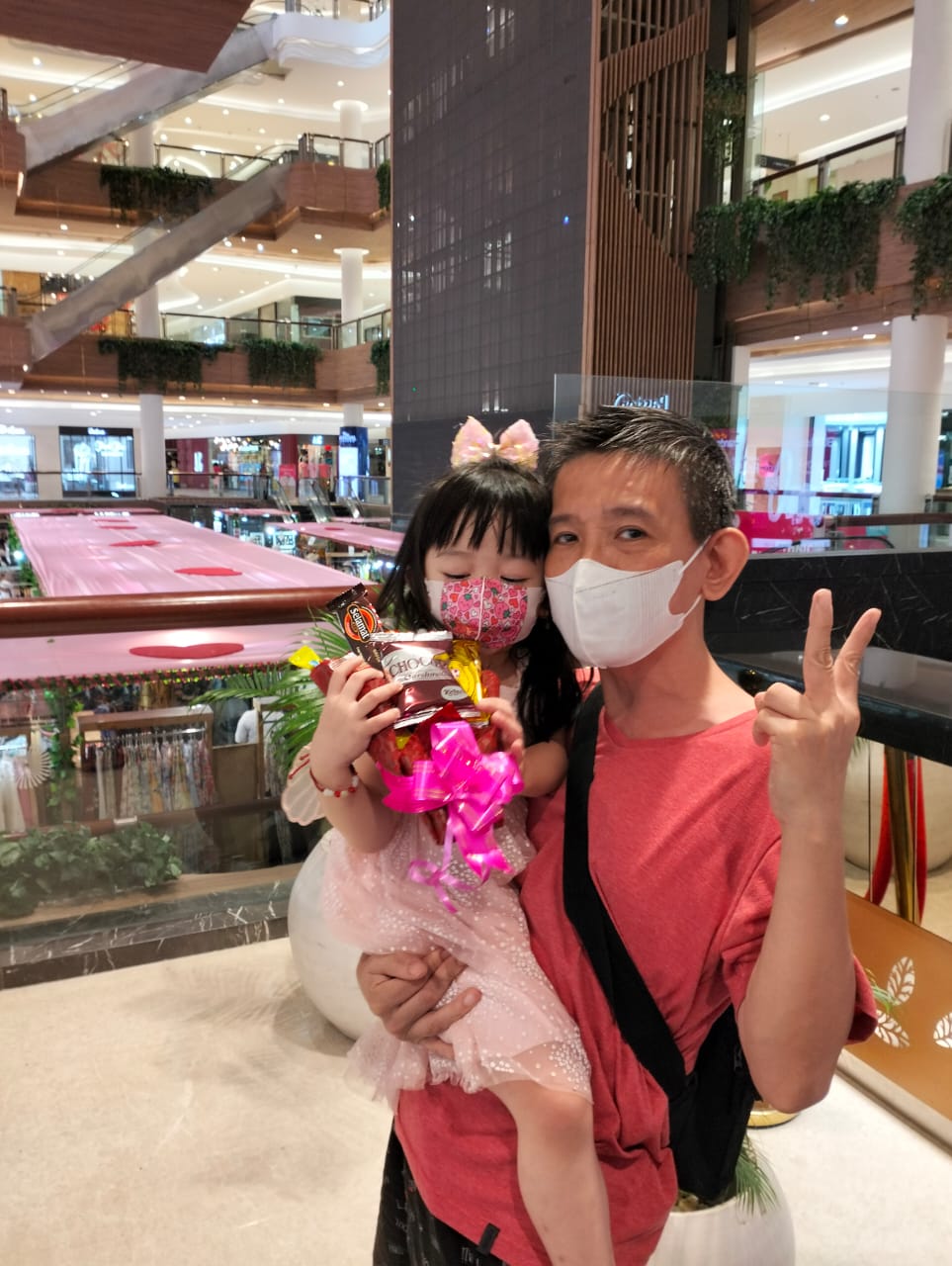 Hari Valentine Days, Sun Plaza Medan Bagikan Coklat Ke Pengunjung