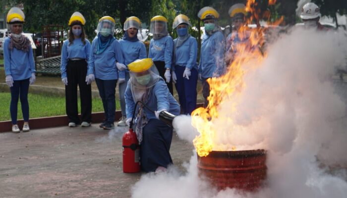 Peduli Keselamatan Lingkungan, Pertamina Patra Niaga Beri Pelatihan Pemadam Kebakaran Kepada Persatuan Wanita Patra