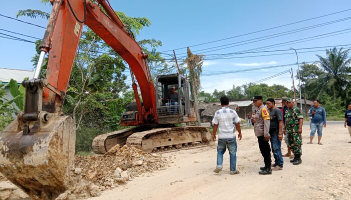 Puluhan Warga Blokir Jalan Masuk PKS Ensem
