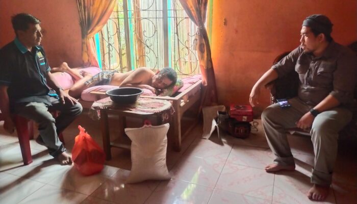 Pengurus PWI Aceh Timur Jenguk Dua Wartawan Sakit Di Peureulak