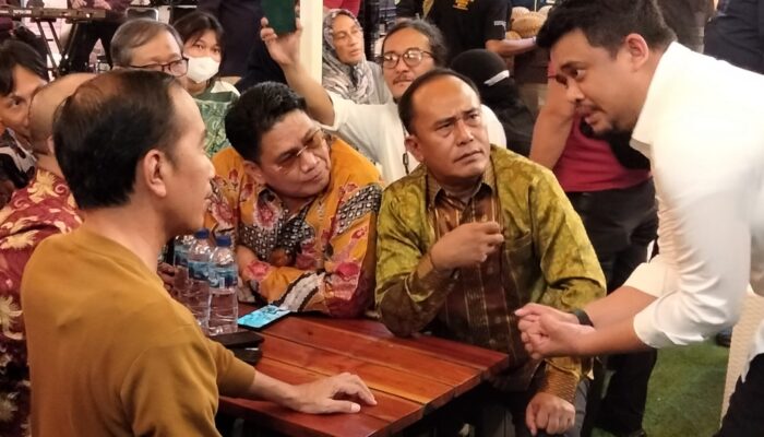 Diskusi Ringan Sambil Makan Durian, Mumpung Ketemu Presiden