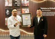 Rekor MURI Tri 1 : Tri berhasil memecahkan rekor MURI sebagai ‘Unggahan Video TikTok oleh Gen Z Terbanyak’ dalam kurun waktu dua jam melalui kegiatan Generasi Happy TikTok Challenge. Kegiatan ini menjadi wujud nyata komitmen Tri yang secara berkelanjutan mengajak generasi muda untuk memanfaatkan dunia digital secara kreatif dan positif. Tampak pada gambar VP Head of Digital Marketing & Engagement IOH M. Thoriq Syarief Husein (kiri) dan Wakil Direktur Utama MURI Osmar Semesta Susilo (kanan) saat penyerahan piagam penghargaan Museum Rekor Dunia Indonesia di Jakarta.