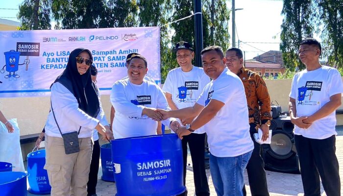 Pelindo Bersama KSI Bagikan Ratusan Tempat Sampah Di 3 Pelabuhan Penyeberangan Samosir