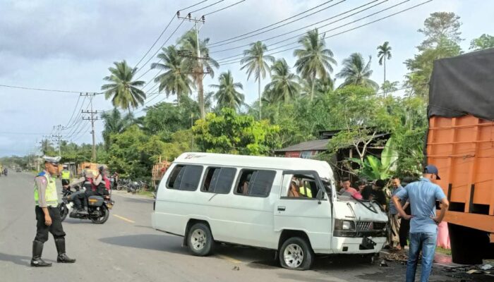Kecelakaan Maut, Penumpang Minibus Meninggal Terjepit