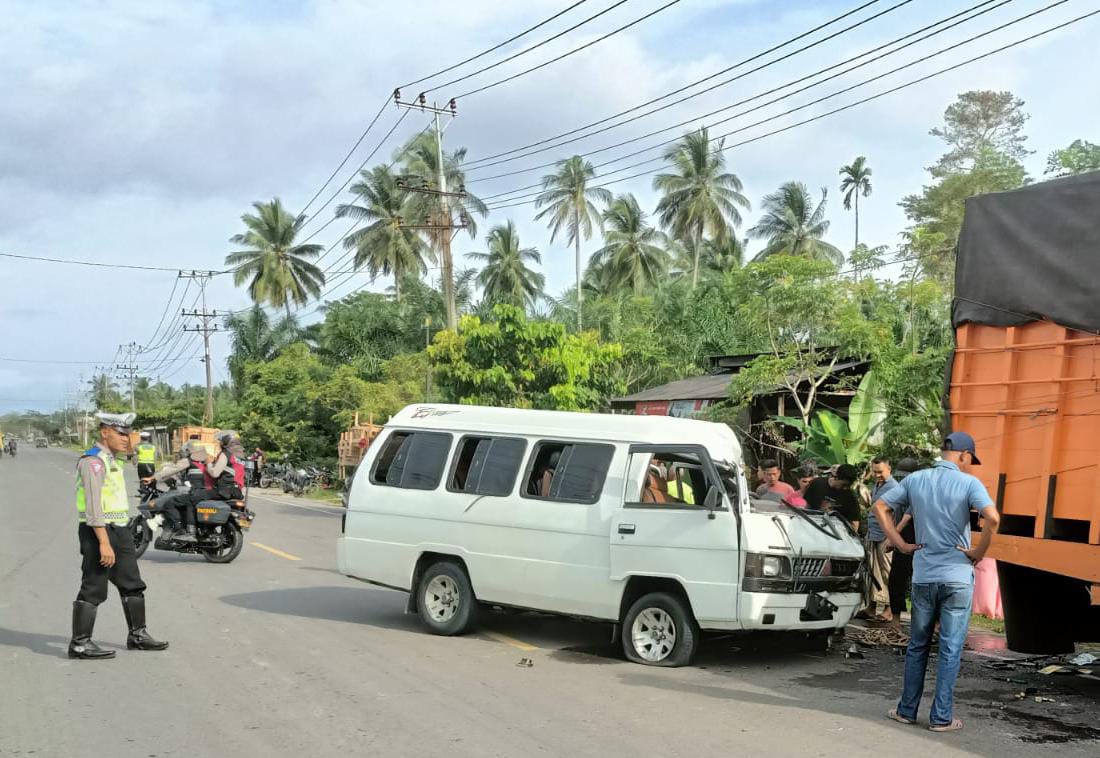 Kecelakaan Maut, Penumpang Minibus Meninggal Terjepit